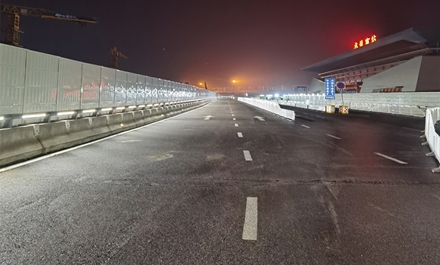 承德高铁站桥梁护栏灯实景图